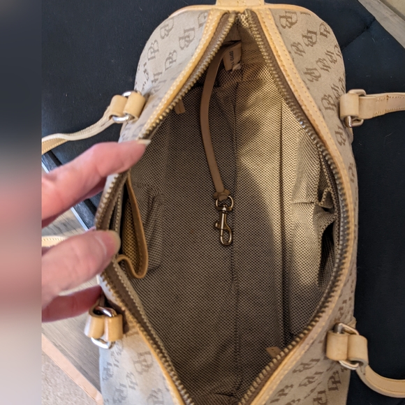 Dooney & Bourke barrel bag - Picture 12 of 14